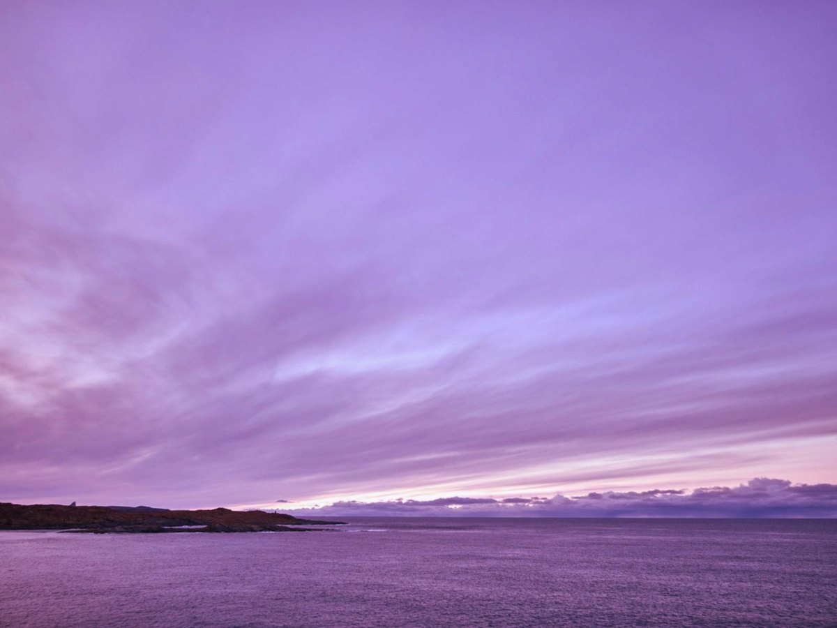 Ciel violet au-dessus d'une étendue d'eau