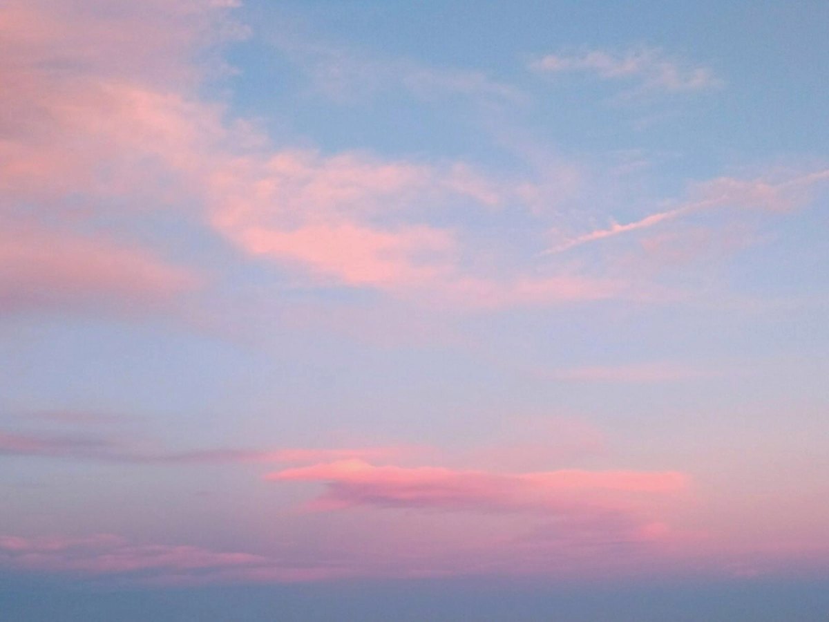 Ciel pâle et petits nuages roses