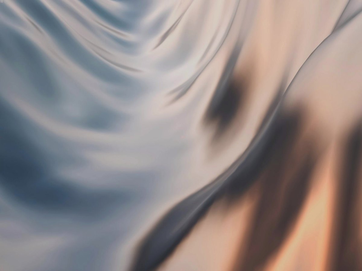 Voiles soyeux, gris bleuté et lumière douce
