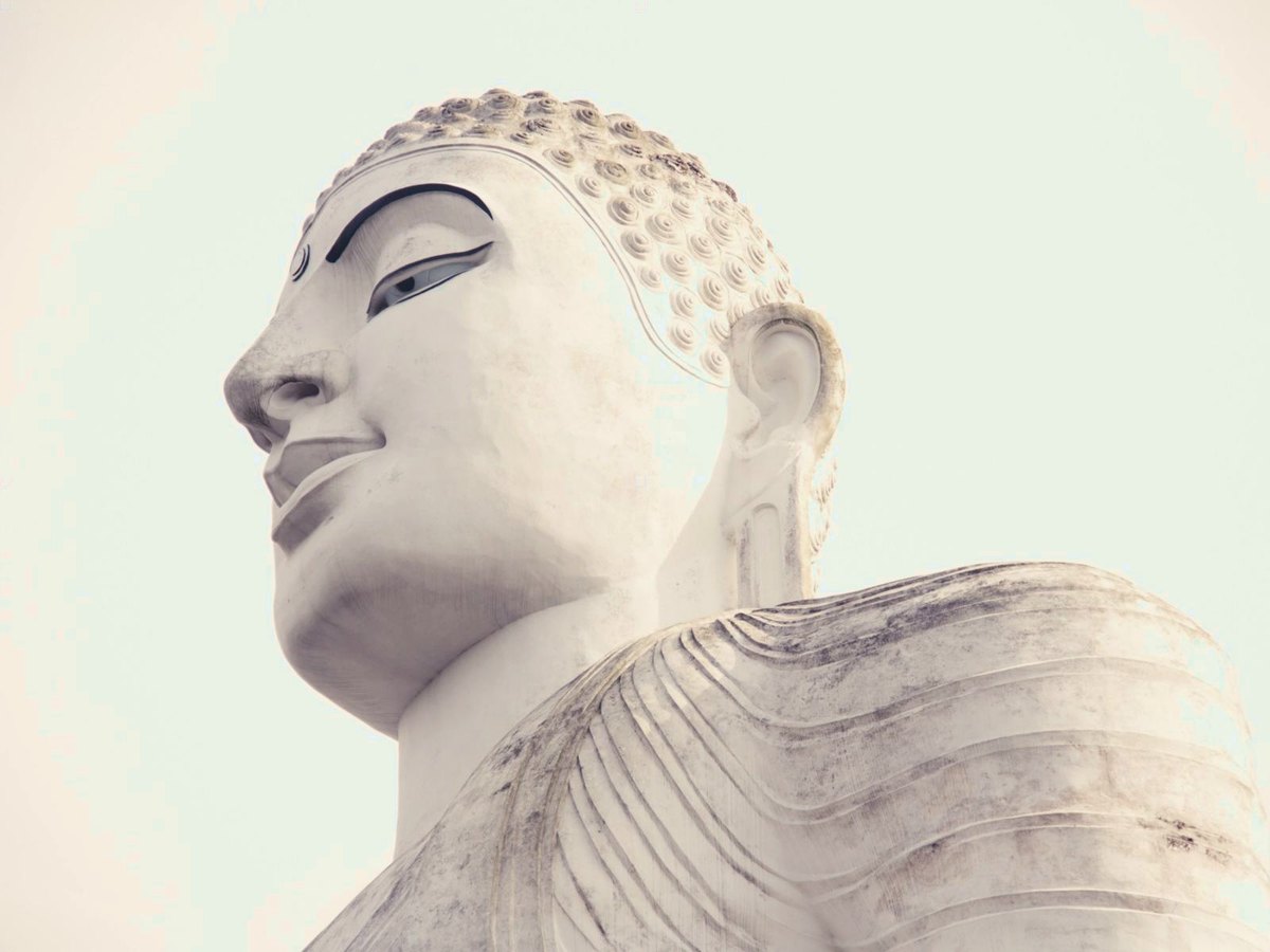 Visage apaisé d'une statue de Bouddha