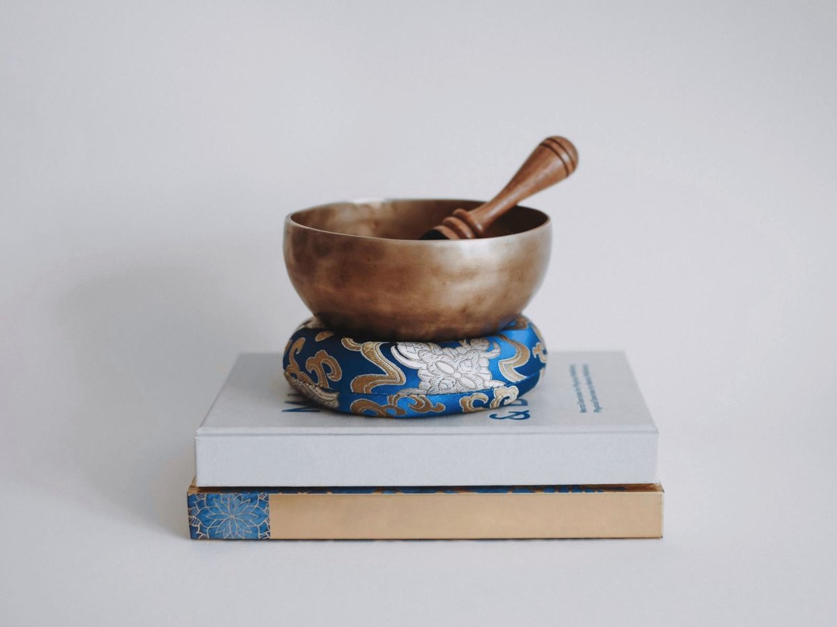 Un bol chantant posé sur des livres