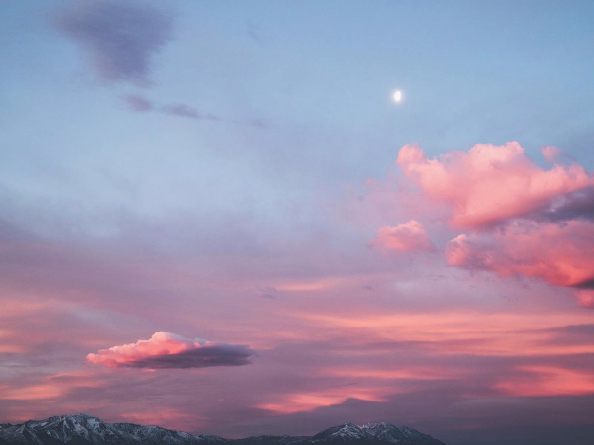 Ciel rose et azur avec une petite lune