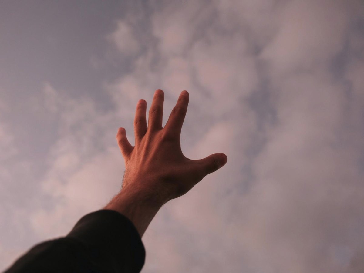 Une main tendue vers le ciel