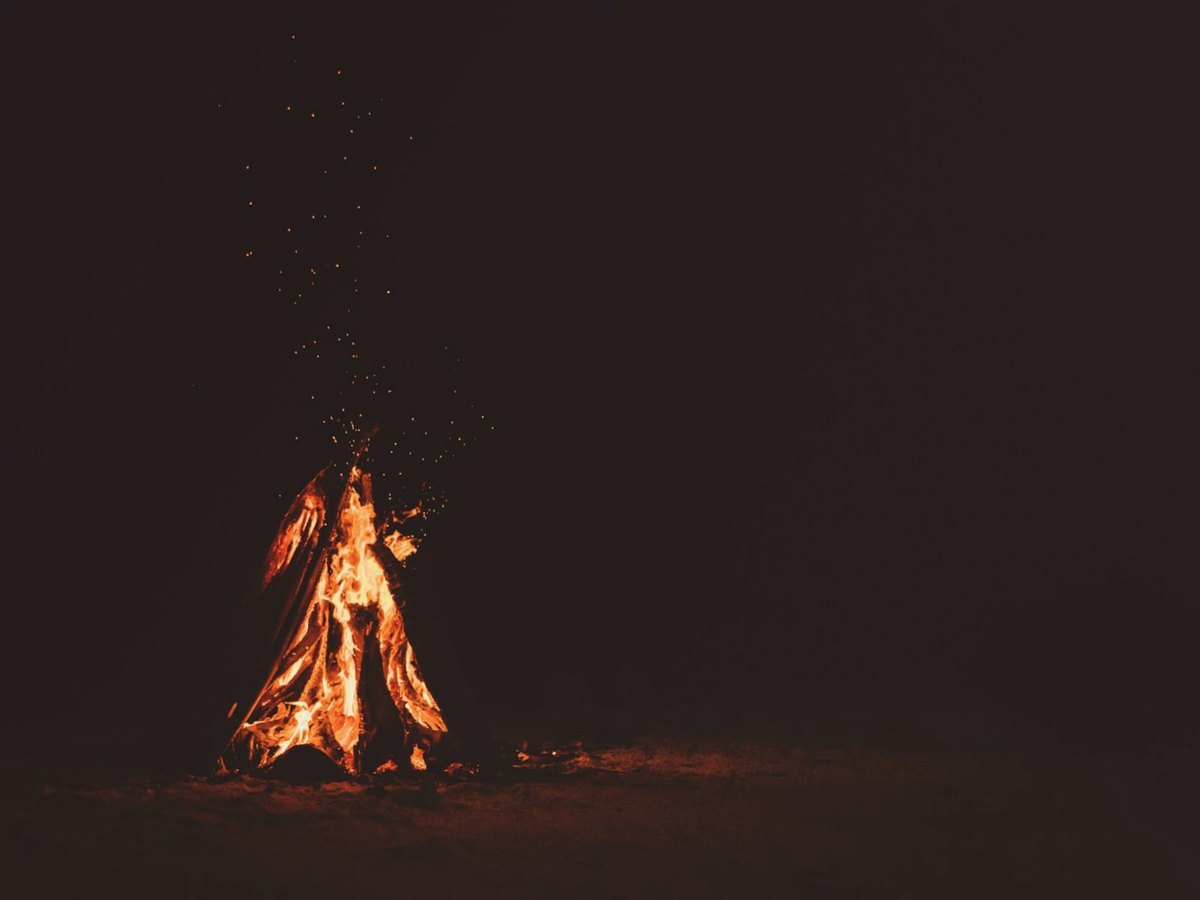 Un feu de camp dans la nuit