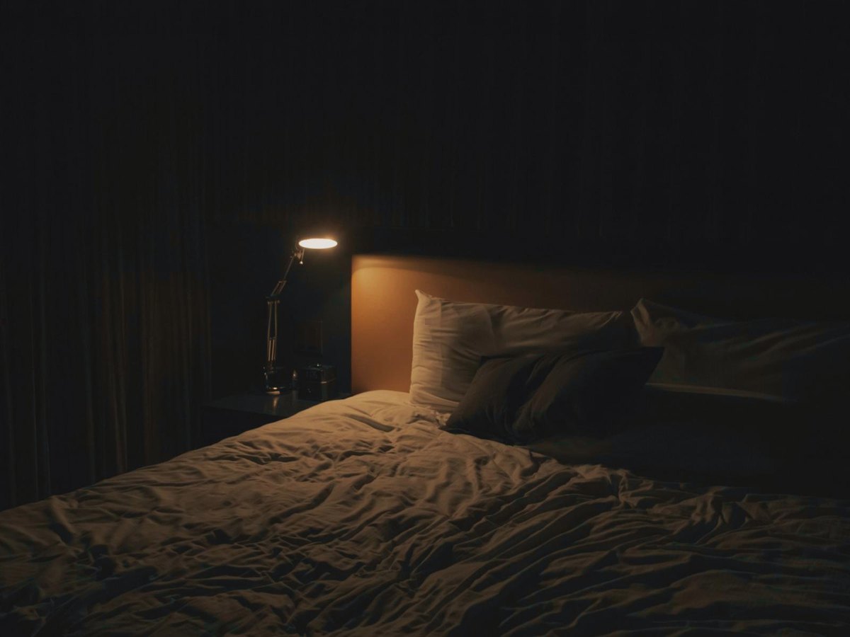 Une veilleuse près d'un lit, la nuit
