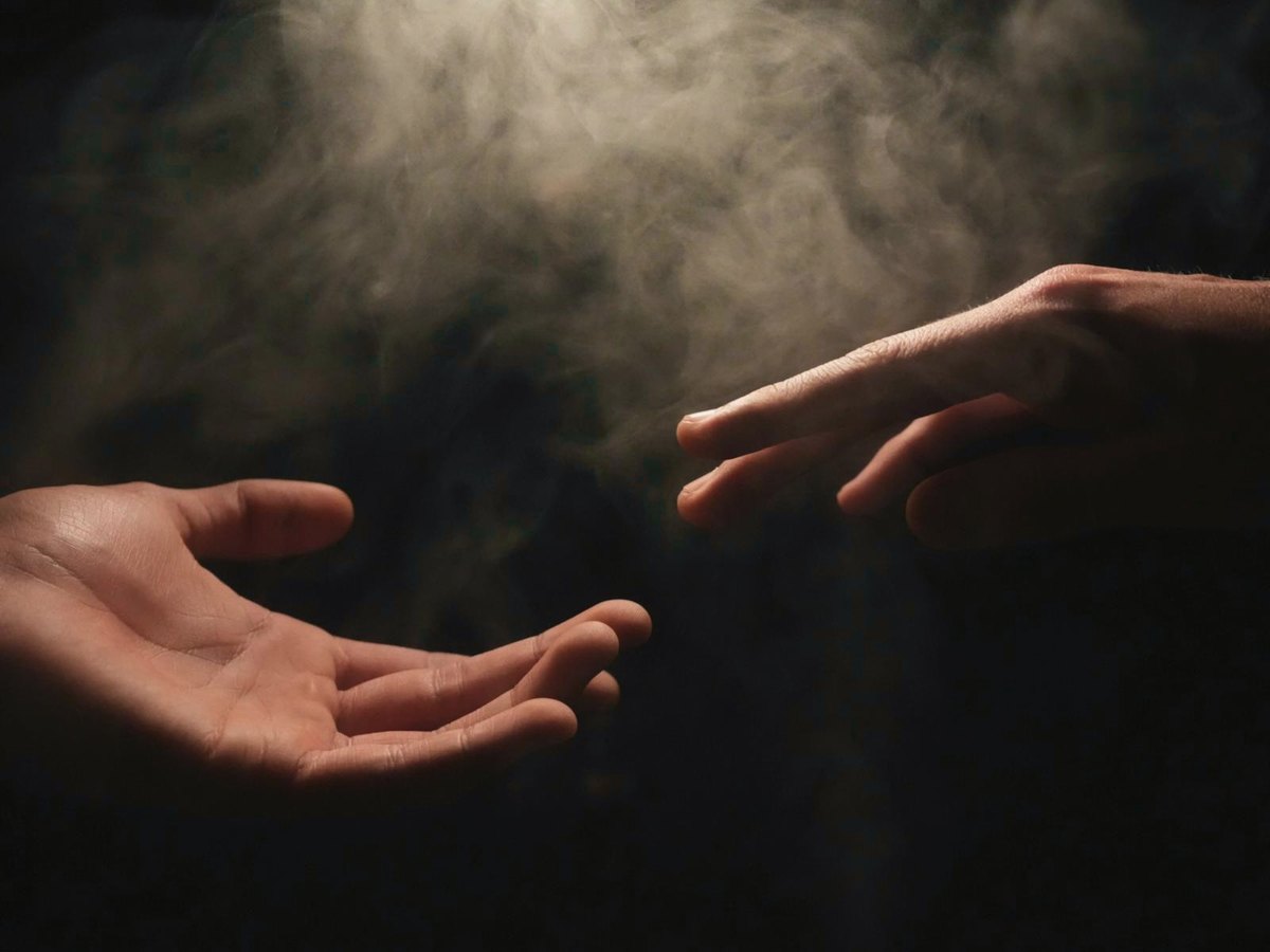 Deux mains qui se tendent l'une vers l'autre