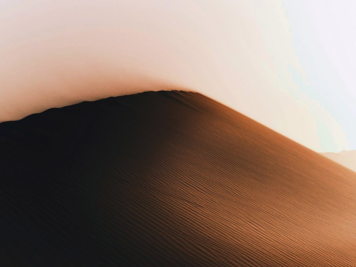 Crête de dune dans une lumière chaude