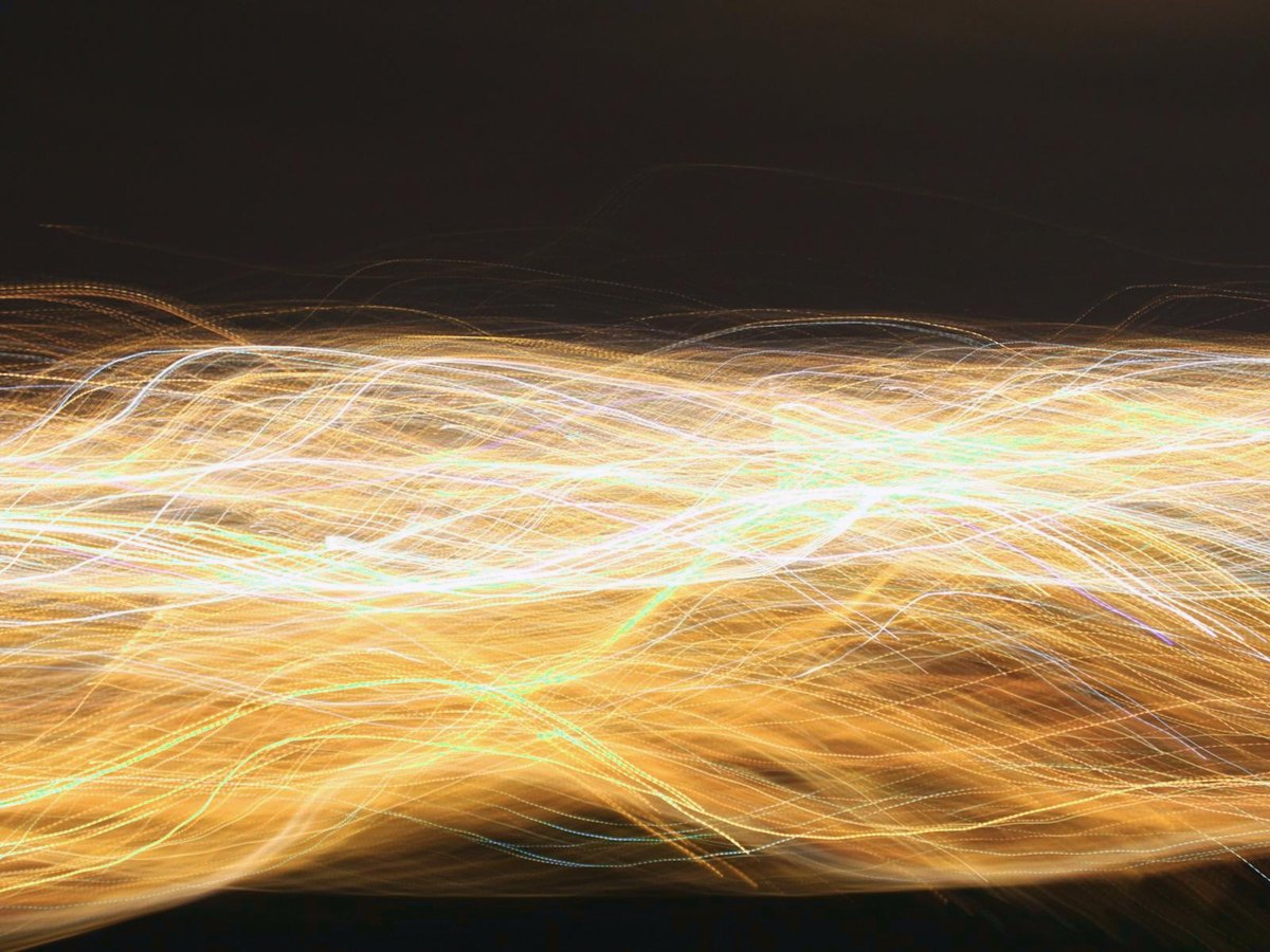 Lignes de lumière dorée qui vibrent