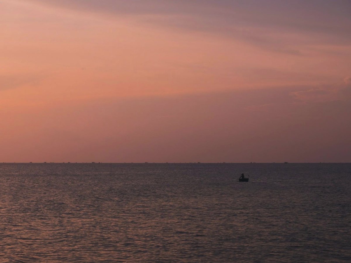 Une barque sur une eau calme au crépuscule