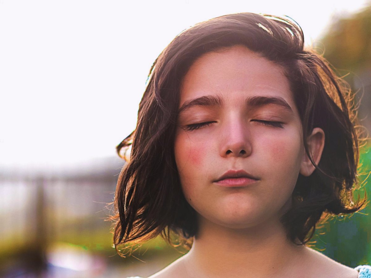 Un visage aux yeux fermés, qui respire
