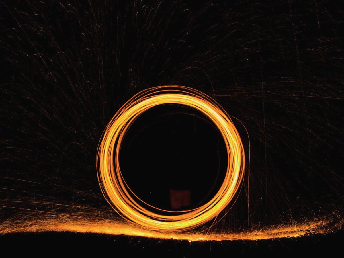 Un anneau de lumière qui tourne dans la nuit