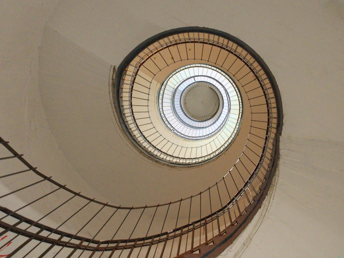 Un escalier en colimaçon vu d'en bas