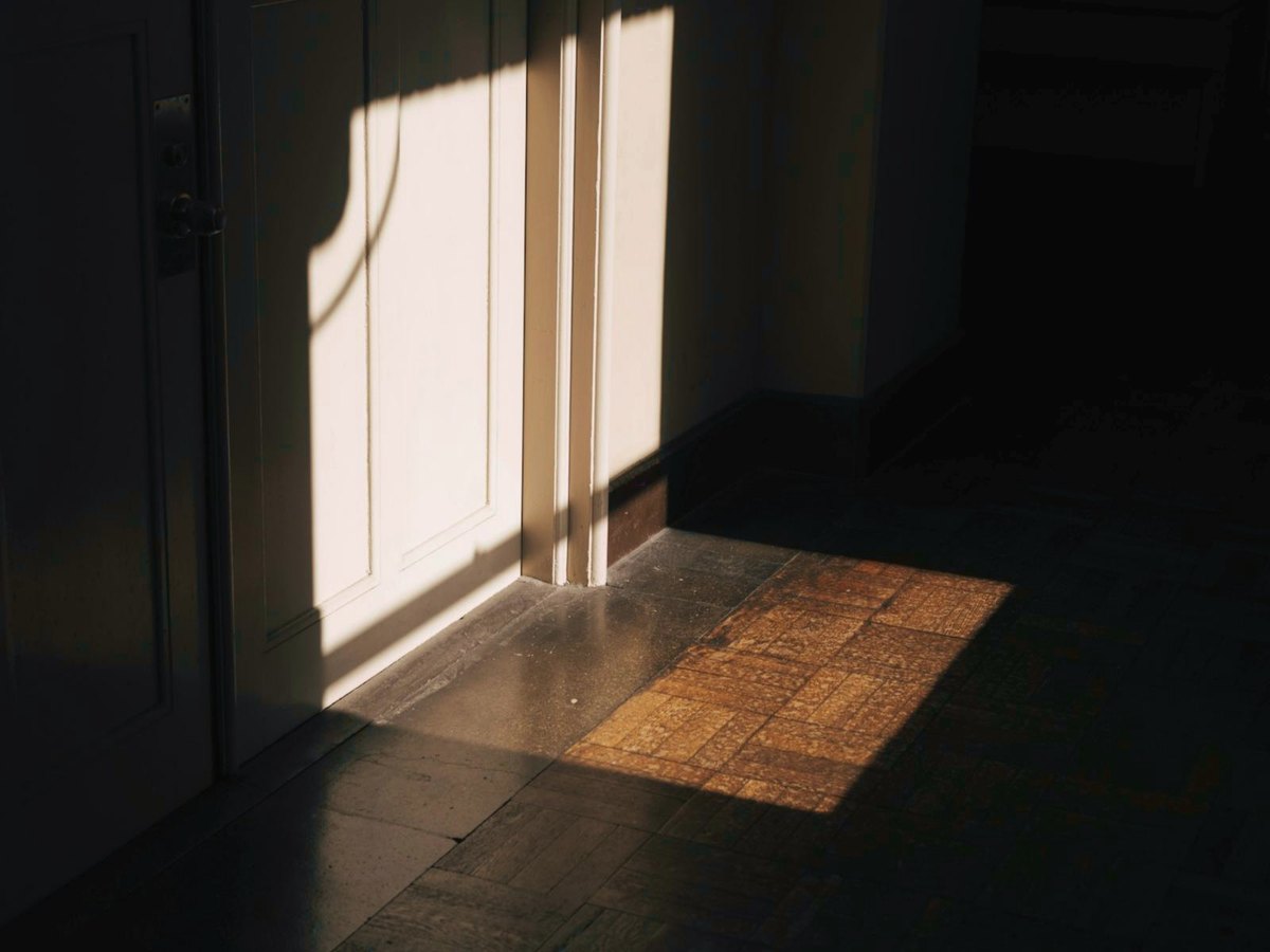 Une porte ouverte sur une lumière douce