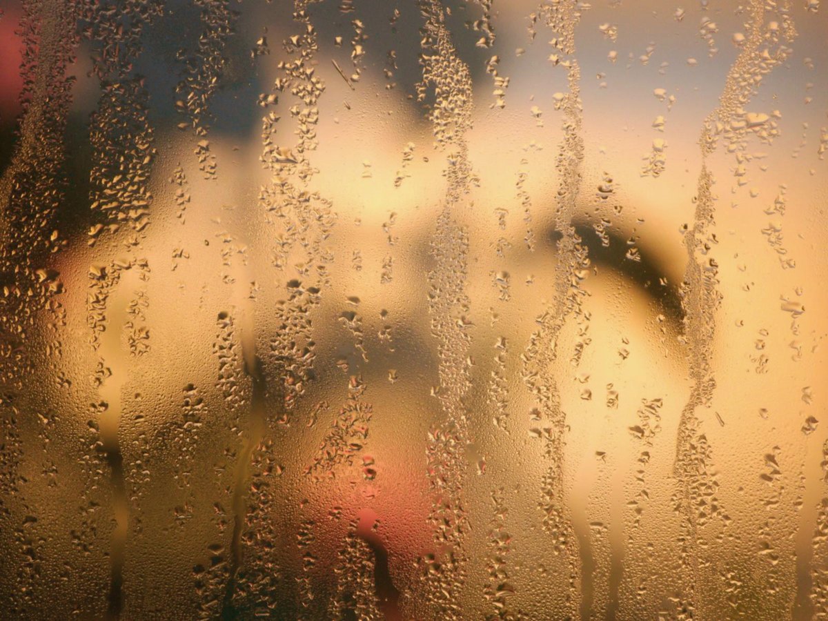 Buée et gouttes sur une vitre dorée