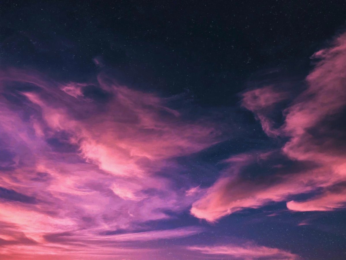 Nuages roses et violets dans le ciel du soir