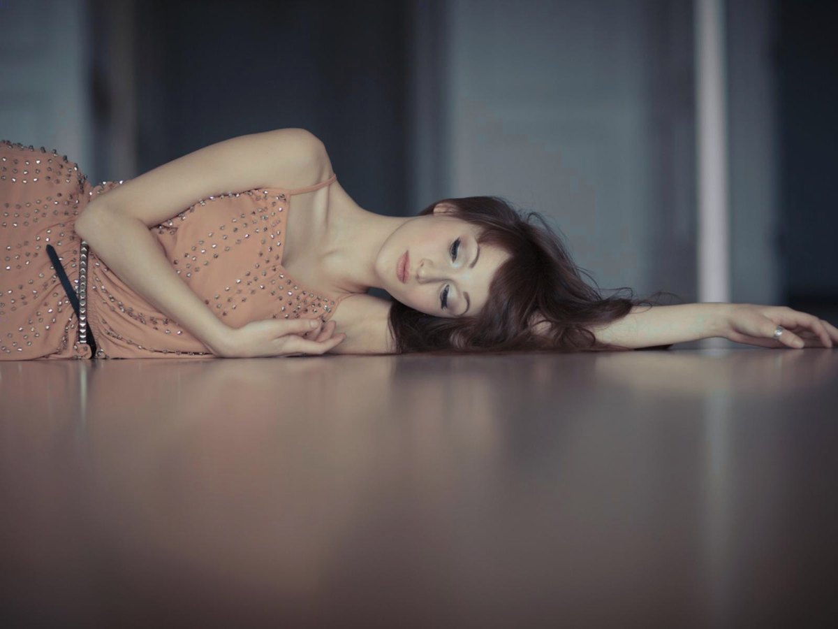 Une femme allongée, détendue