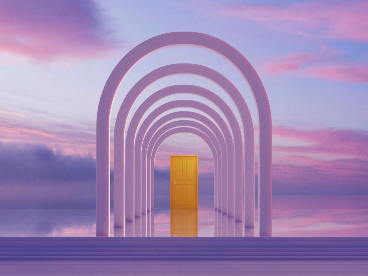 Des arches qui mènent à une porte dorée