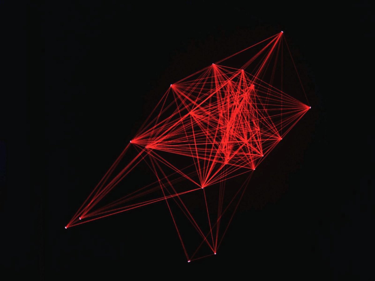 Un réseau de fils rouges dans le noir