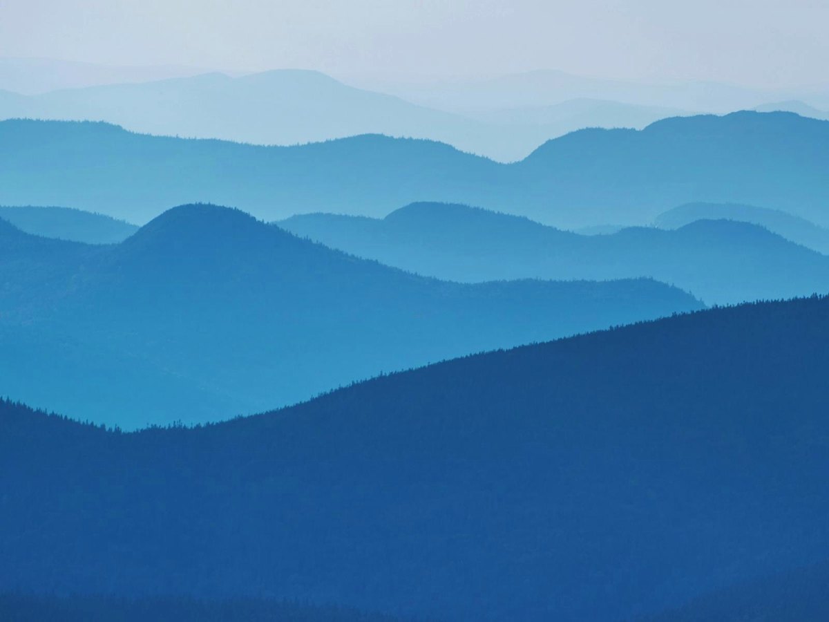 Lignes de montagnes bleues dans la brume