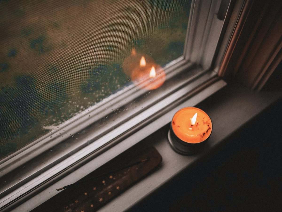 Une bougie près d'une fenêtre, le soir