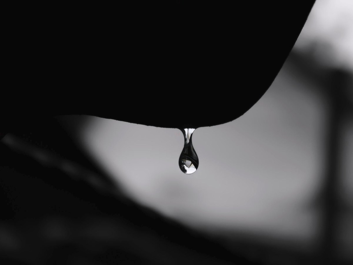 Une goutte d'eau suspendue